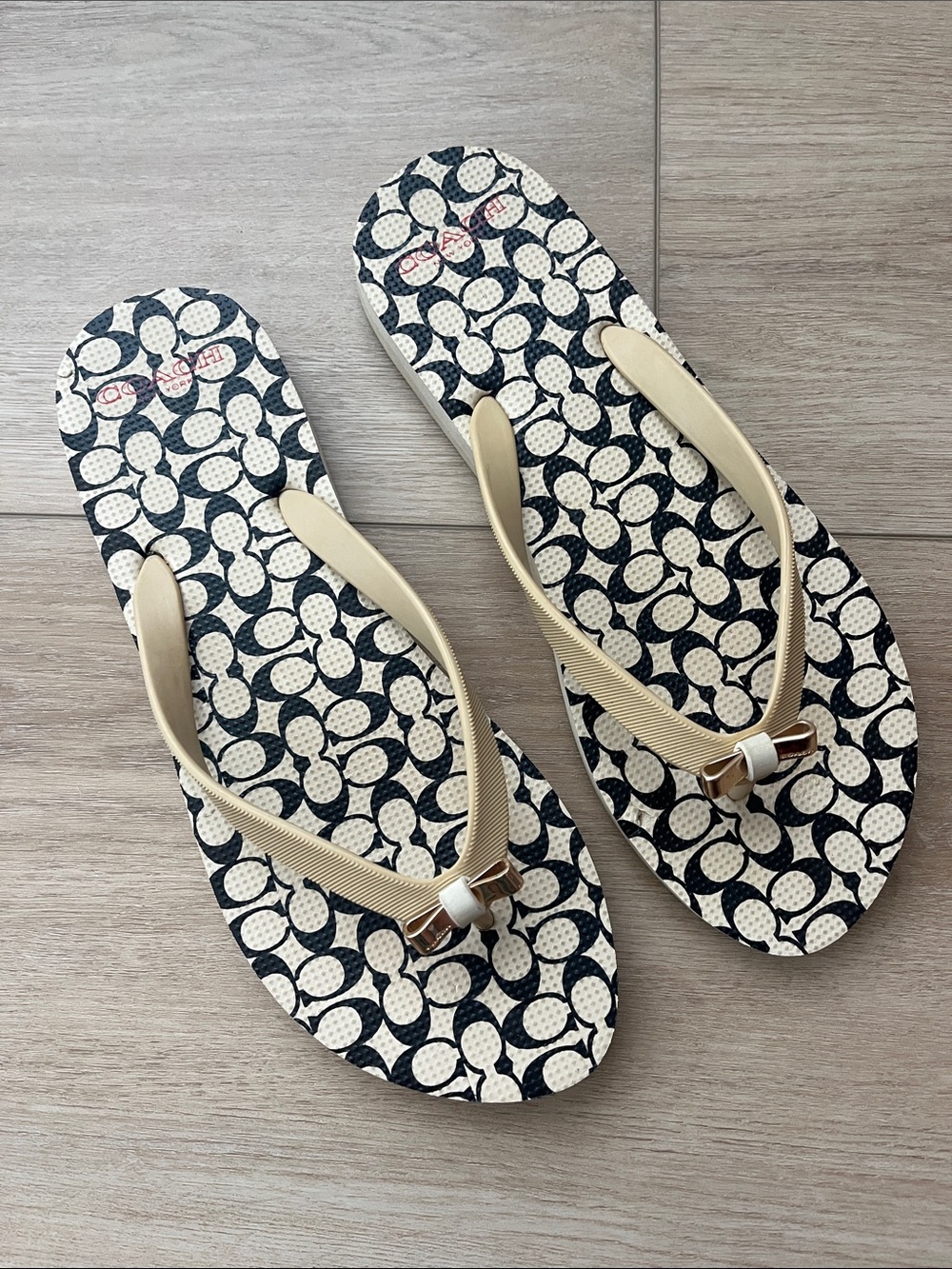 Coach Amel Signature C Flip Flops - Picture 2 of 8
